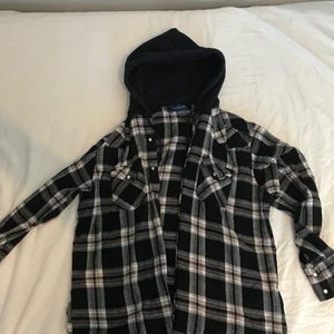 Wrangler skjorta, strl M - En Wrangler skjorta köpt på second hand, aldrig använt det själv men vet ej hur mycket det användes innan jag köpte den. Bekvämt och mjukt material. Nypris 299, du står för frakten. 🥰