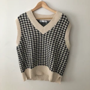 Stickad väst overzised - Overzised väst från Zara. Använd en gång så är som ny! 