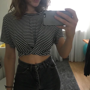 Randig t-shirt - Söt randig t-shirt från Monki i storlek L, men passar alla mellan XS-L beroende på hur man vill att den ska sitta. Knappt använd, jättefint skick! 💕 