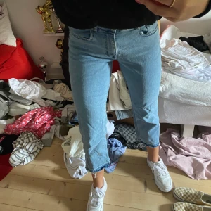 Jeans  - Balla croppade jenas från hm som tyvärr inte kommer till användning. Size 38 men sitter mer som 36. bra skick. (jag är 171)  bud