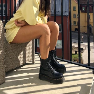 Dr. Martens Jadon - Inköpta i fel storlek, använda ett fåtal gånger för att prövas, men i princip i nyskick, nypris mellan 2150-2429:-☺️  💛 Dr Martens Jadon Grova flatform-boots 🧡 Storlek 36 🤍 Exkl. frakt
