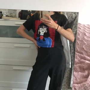 T-shift Zara  - Sjukt snygg svart t-shirt från Zara!  Röda trycket i mitten är gjort i sammet, som är lite slitet på vissa ställen (bild 3), men annars i bra skick! 