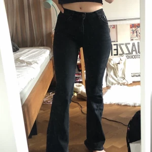 Svarta bootcutjeans från crocker - Svarta utsvängda jeans från crocker. Sitter supersnyggt men är tyvärr lite tajta på mig, jag brukar vanligtvis ha 25/26 i midja. Funkar på längden för mig som är 165 cm. Möts i Stockholm annars betalar köpare frakt. 