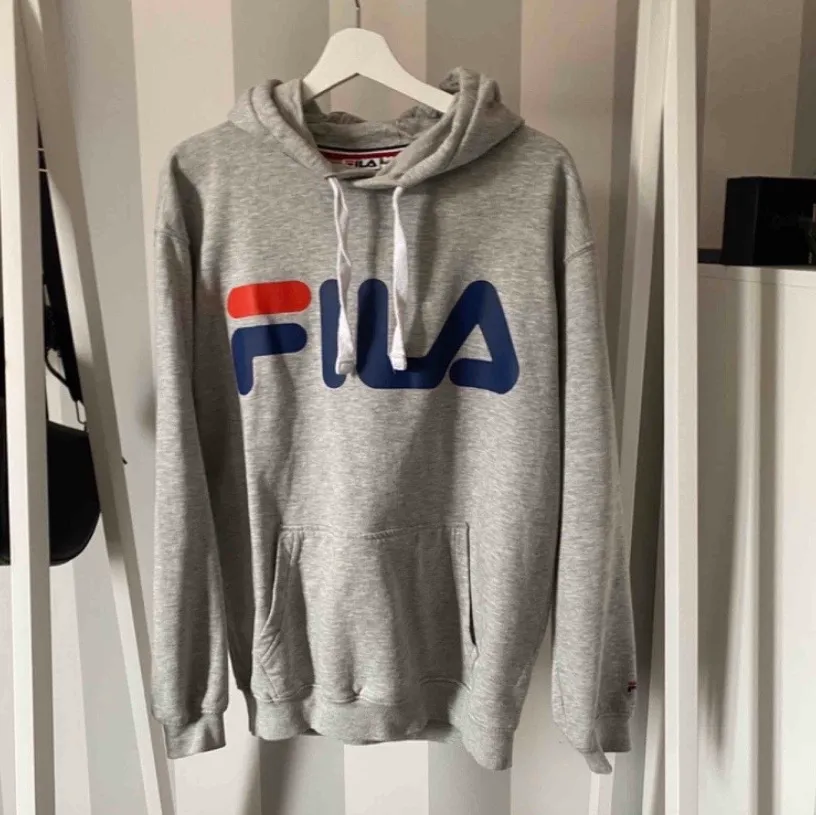 Grå fila hoodie, frakt 63 kr🤍🤍. Hoodies.