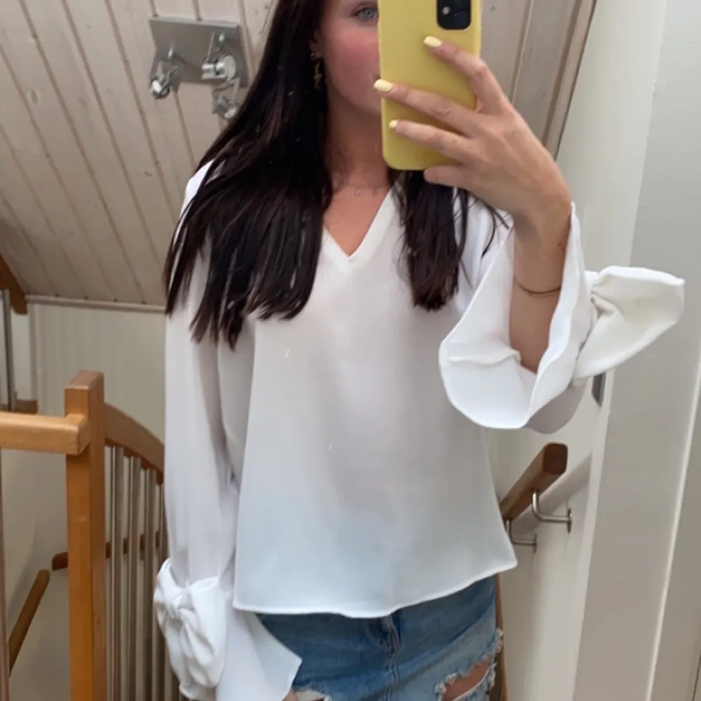 Super gullig blus från Zara med v-ringning & en rosett vid ärmens slut. . Blusar.