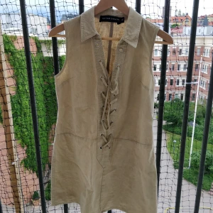 Pocahontas klänning - Unik klänning, använd 1 gång! Snörning hela vägen. Möts helst upp annars tillkommer frakt! 