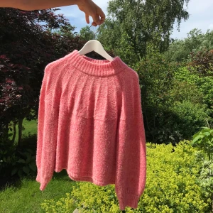 Somrig tröja - Somrig stickad tröja i storlek s💘 Frakten ingår i priset och om fler bilder önkas så är det bara att fråga🌸