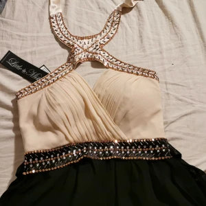 Ny klänning från Nelly(prislappen)  - Ny klänning från Nelly(prislappen kvar) 