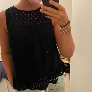 Mango blus - Hej, jag säljer en blus från mango i storlek xs. Säljer den för 100kr ink spårbar frakt.