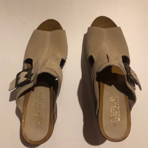 Replay klackar i storlek 39 - Replay klackar i storlek 39, använda en gång bara men jättefina. 