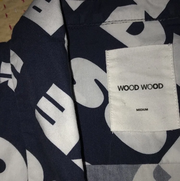 Säljer denna coola kortärmad skjorta från märket Wood Wood! använd fåtal gånger så i nytt skick!                       Skriv för frågor eller intresse🌟. Skjortor.
