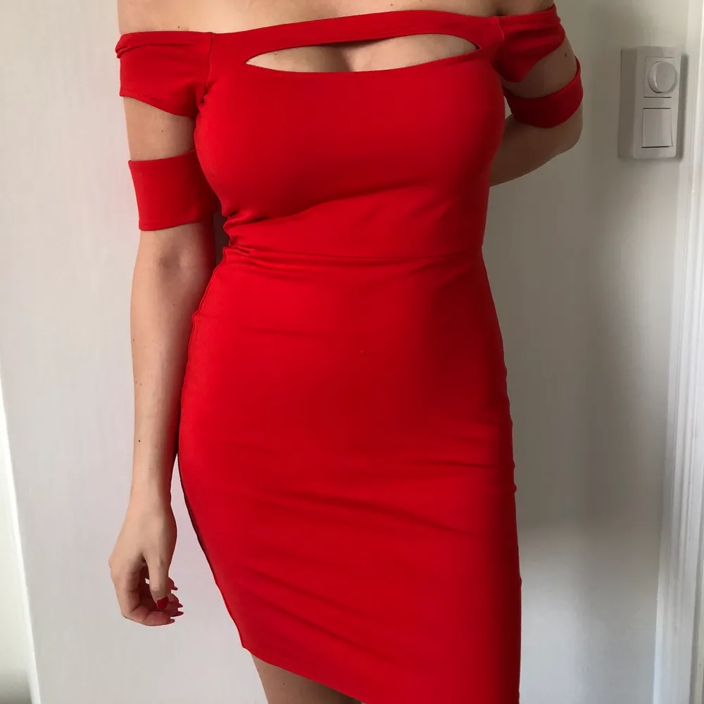 Röd klänning med fina detaljer ❤️. Klänningar.