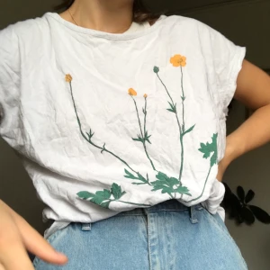 T-shirt med smörblomma - Supergullig tröja med smörblommor på🌼✨. I gott skick. Frakt på 44 kr tilkommer🥳. På bilden sitter den på en S/XS
