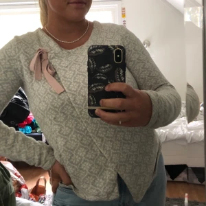 Odd Molly kofta - Superfin och skön kofta från Odd Molly. Den har används väldigt sparsamt men har dess värre fått en pytteliten fläck vid handleden (syns inte när man har på sig den). Den är i storlek 2/M men passar både S och M. Säljs pga för liten😄 pris exklusive frakt🤪