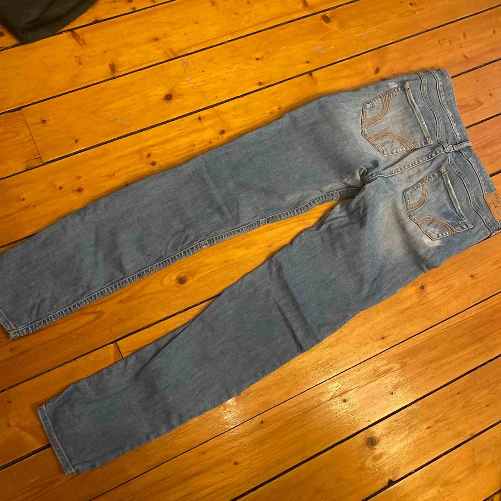 Midjan storlek 27. Längden storlek 31. Väldigt sköna jeans från Hollister.  Finns i malmö.. Jeans & Byxor.