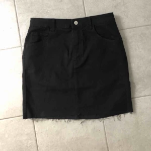 Jeanskjol - Helt ny svart jeanskjol i storlek M, aldrig använd! 😊 