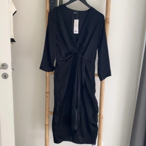 Omlott silkesklänning - En jätte fin silkesklänning som är figursydd och är omlott! Aldrig använd bara testat den! Prislappen sitter kvar