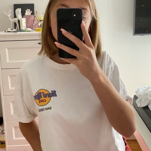 Hard rock café  - Vit T-shirt köpt på hard rock café i USA för måååånga år sedan men den ser som ny ut. Storleken är L men går att vika upp & styla riktigt coolt. 💖💖