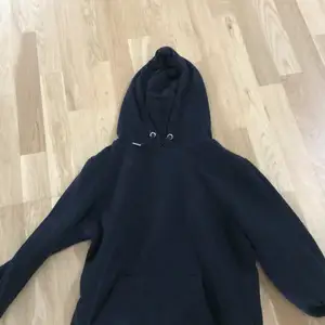 En vanlig svart hoodie i storlek S 