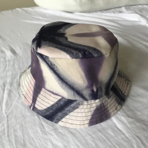 Bucket hat - En egensydd, unik fiskehatt sydd av batikfärgat tyg från Afrika. Frakt ingår! Högsta bud vinner☺️