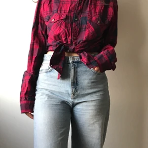 Rutig skjorta  - Röd rutig skjorta i flanellstil från Crocker. Superfin både knuten och utsläppt. Storlek medium men sitter fint oversized på mig som är storlek S. 100% bomull. 