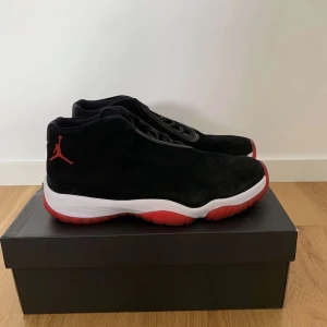Jordan Ait  Future Bred - Jordan Air Future Bred                                                         Mycket bra skick                                                                    Fler bilder kan skickas vid intresse                      Kvitto finns 