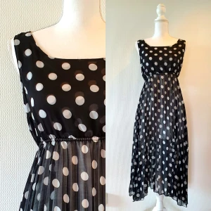 Klänning  - Klänning i storlek s , stretch i midjan. Frakt tillkommer med 44 kr 