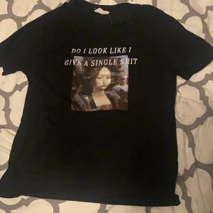 Svart t-shirt - Från Zalando köpt för att vara oversized till mig som är mellan XS och S.