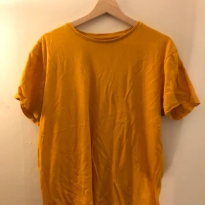 Gul t-shirt - Gul t shirt från cedarwood satte i storlek large. 