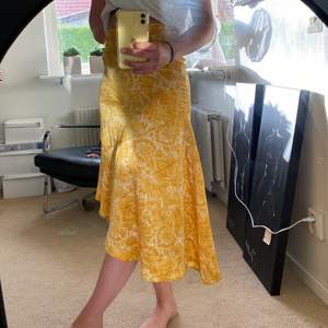 Snedskuren siden kjol från Ginatricot, köparen står för frakt!💕💕