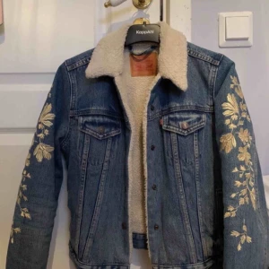Levis jacka - Knappt använd fodrajacka från Levis .