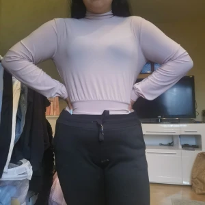 Rosa topp  - Använd en gång stl S den har 3n öppning i ryggen med snören