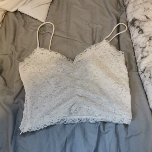 Vit topp  - Vit topp med en kedja vid sidan som går att öppna