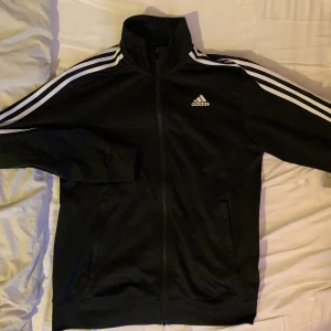 ADIDAS TRACKSUIT ÖVERDEL - Använd tracksuit överdel i svart. Säljer då den ej passar 🧚‍♀️ Frakt ingår ej!