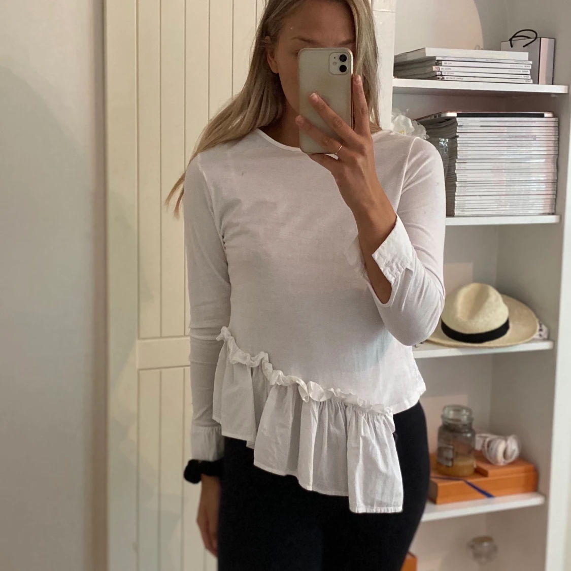 Asymmetrisk blus med volang