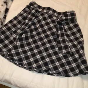 Rutig kjol - rutig kjol med lite stretch från cubus, går även att knyta, storlek xs. dm för mer bilder, köpare står för frakten