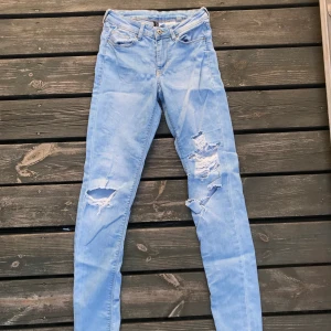 Slitna jeans storlek 34 - Jag säljer dessa eftersom jag gått upp i vikt och inte längre kan använda de, de är stretchiga i materialet.