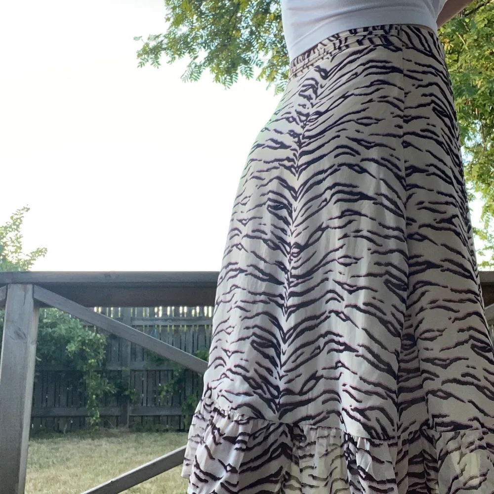 jättefin kjol från bikbok i lila svart och vitt mönster! Kjolen har en slits och knyts som en omlott kjol, vilket gör att den sticker ut lite🥰Kan frakta mot betalning eller mötas i Lund/Malmö❤️. Kjolar.