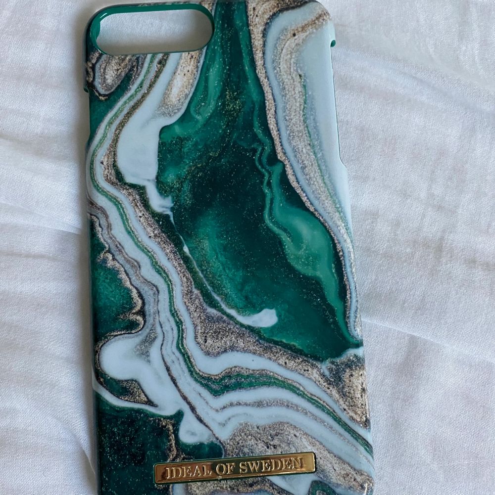 Säljer detta super snygga skal från ideal of sweden som är till en iPhone 8/7/6/6s plus då den inte passar min telefon jag har nu. Väldigt bra skick då jag inte använt det mycket. Nypris: 299kr, säljer för 120kr. Går bra att buda 💕💖. Accessoarer.