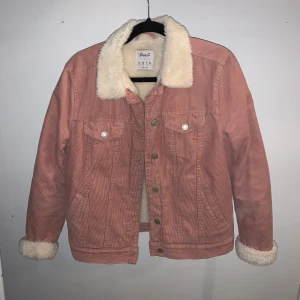 Rosa Jacka - Rosa jacka från Primark, sparsamt använd! Tredje bilden gör färgen mest rättvis🌸 I storlek 40 och blir snyggt oversized på mig som är 36/38 🌷