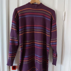 Stickad klänning - One of a kind stickad klänning eller väldigt oversized tröja. Använt som myskläder hemma bara så är i bra skick. Köpt vintage på Gudrun Sjödén. Har en lite högre krage som är fint. Storlek L, passar de flesta beroende på önskemål, XS-XL.