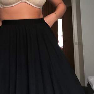 Lång svart kjol köpt i Paris! Skitsnygg och jättebekväm men används inte :( frakt: 44kr