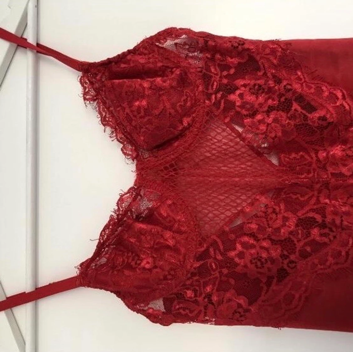 Röd klänning i silke med spets och kupor - 91