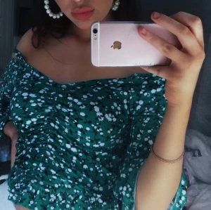 Blommig topp - En trendig blommig topp, gullig & fin, halv kort i ärmarna. Priset går alltid att diskuteras, frakten ligger på 30kr 💘💘💘💘