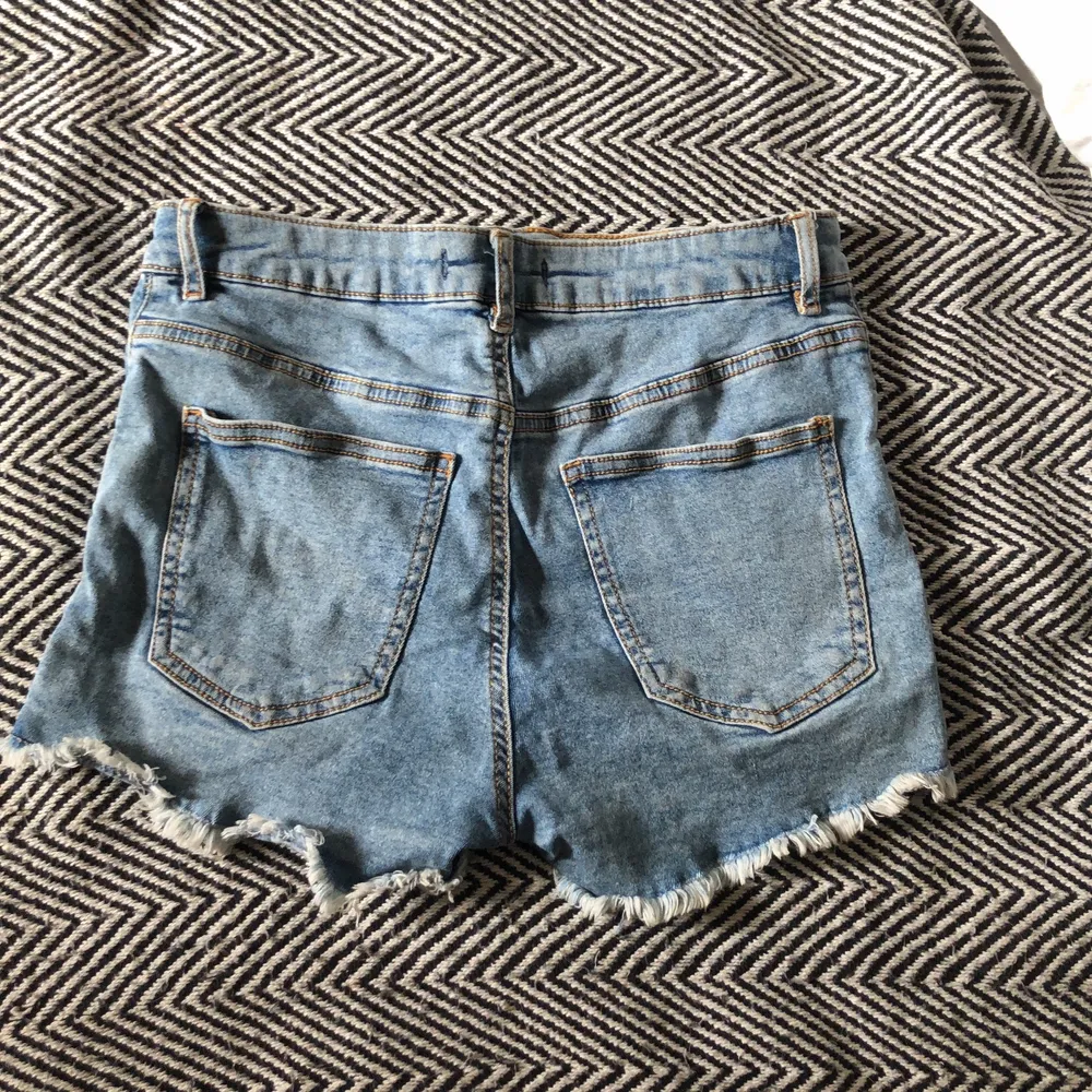 Ett par helt vanliga jeansshorts från bershka. Oanvända, storlek 36, w/26 🐊. Shorts.