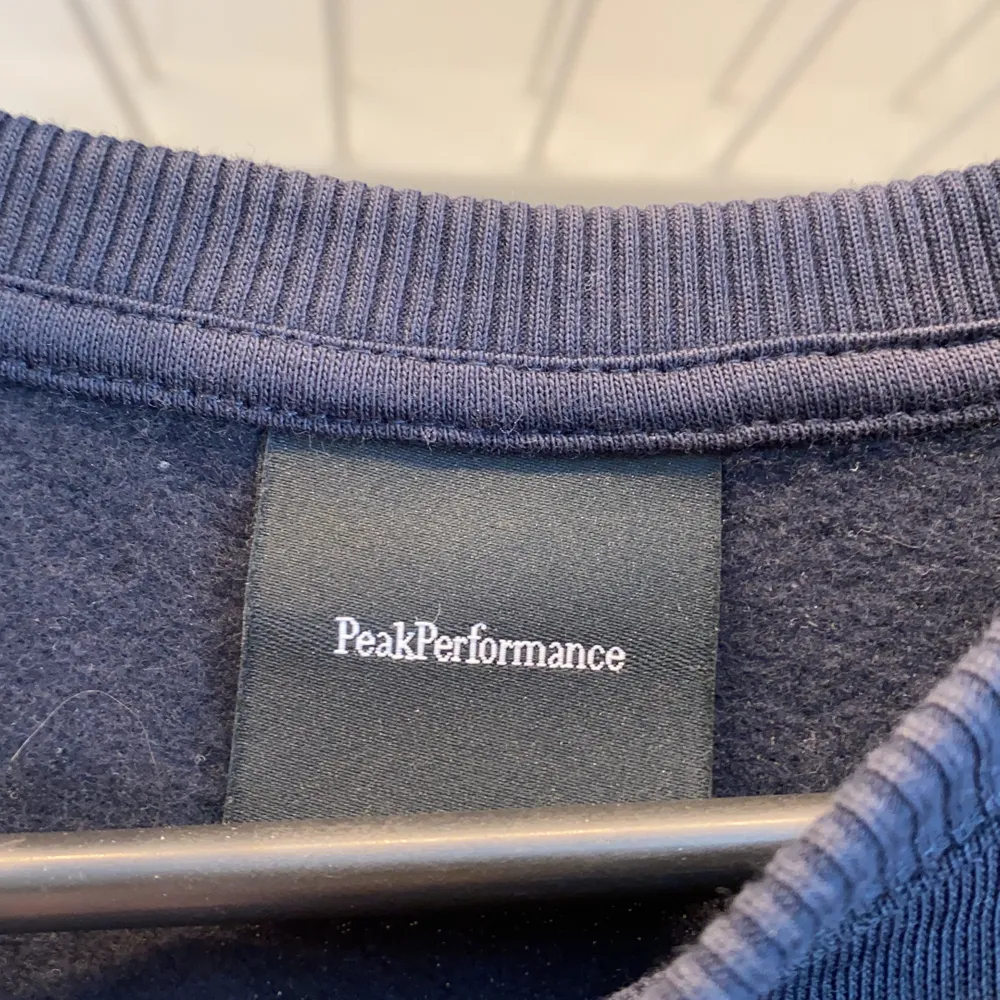 En tröja från peak performance i storlek S. Den är nästan helt oanvänd och i mycket bra skick, kostade 400kr men säljer för 200kr.. Tröjor & Koftor.