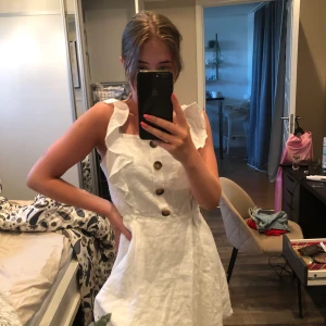 Supersöt sommarklänning!! - En klänning från chiquelle använd endast 1 gång. Ostruken på bilden därav ser den lite skrynklig ut. Supersöt. Storlek 38. 200kr + frakt. Hör av dig vid funderingar🥰