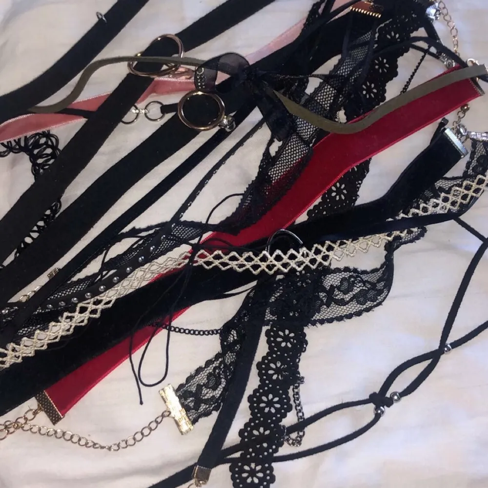 Säljer ett paket med 20st chokers ((säljes alltså ej separat)) 💕 Vissa är köpta på glitter.  Alla för 150, köpare står för frakt.. Accessoarer.