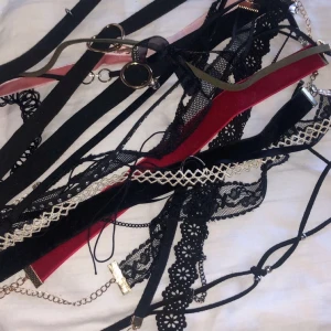 20st chokers - Säljer ett paket med 20st chokers ((säljes alltså ej separat)) 💕 Vissa är köpta på glitter.  Alla för 150, köpare står för frakt.