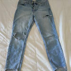 Supersköna jeans i stl.42 från Gina Tricot. Använda i ca 6 månader. 